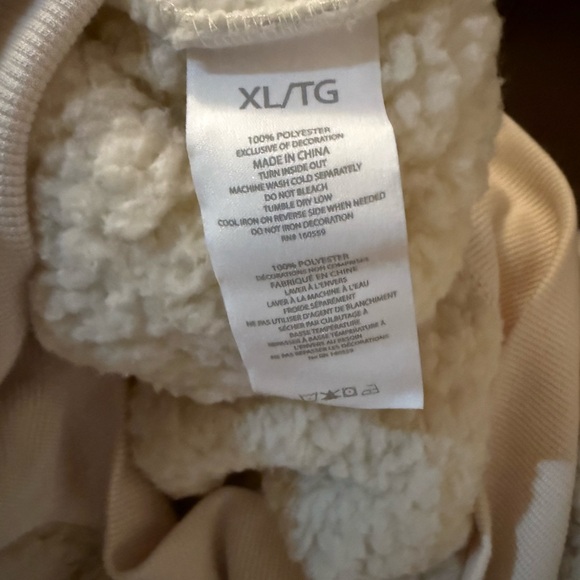 Chicago Cubs WEAR by Erin Andrews Women's Sherpa Quarter-Zip Hoodie - Cream - Picture 6 of 10